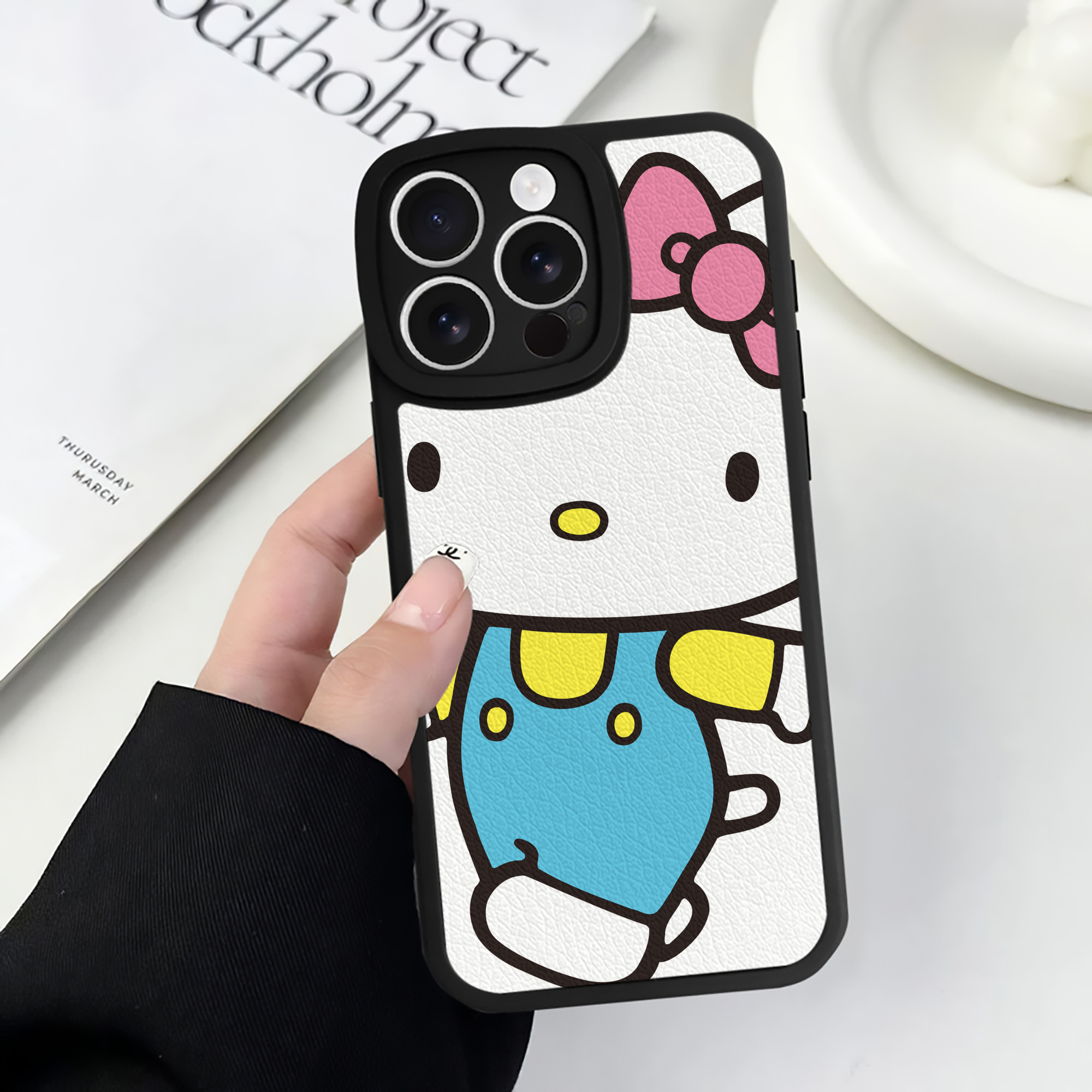 （画像用） Hello Kitty ハローキティ 【iPhone 16シリーズ対応】シリコンスマホケース（レザー調） 材質：シリコン